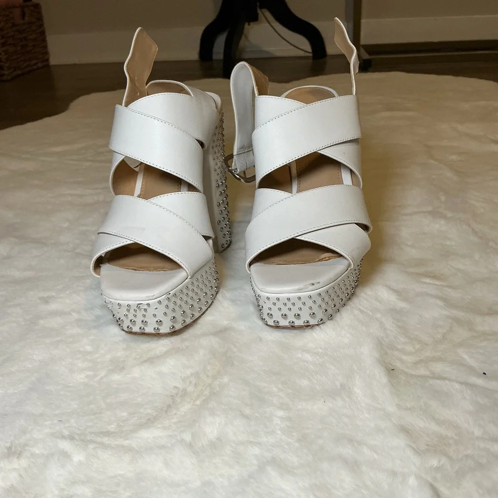 Michael Kors Elegant White Platform Sandals - Picture 3 of 5